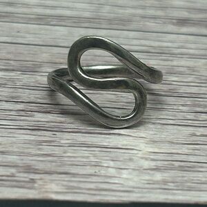 Sterling Silver Sculptural Ring – Thai Artisan Design, Abstract Elegance E986